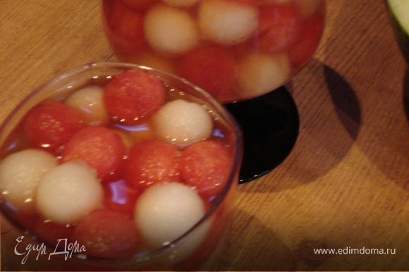 Дынные и арбузные шарики раскладываем по стаканам и заливаем подготовленным желе.