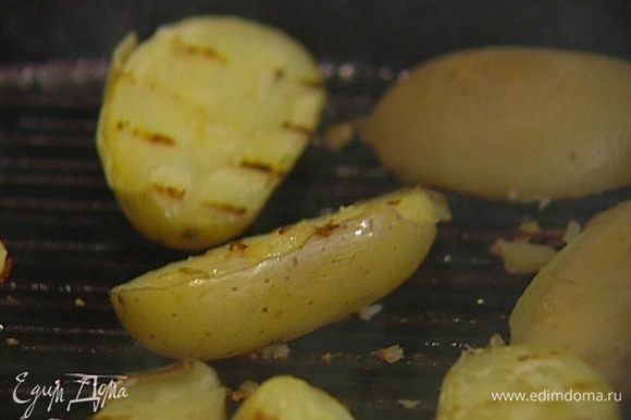 В оставшемся от бекона жире обжаривать половинки картофеля до появления золотистых полосок.