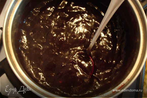 Пока печется корж, стоит заняться вишней. Сок от размороженной вишни смешать с 100 г сахара, довести до кипения, добавить 2 ст.л. крахмала, предварительно разведенной в холодной воде, и варить 1 минуту.