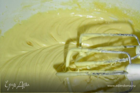 Просеиваем муку с разрыхлителем и добавляем к масляной смеси и замешиваем тесто.