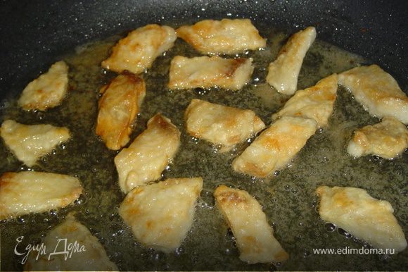 Филе любой морской рыбы нарезаем небольшими кусочками,солим, перчим, обваливаем в муке,и обжариваем на растительном масле.