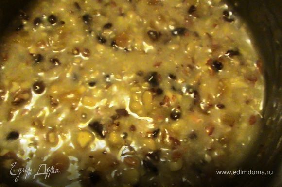 В растопленное сливочное масло добавить сливки, сахарный песок, муку, смесь из орехов и сухофруктов.