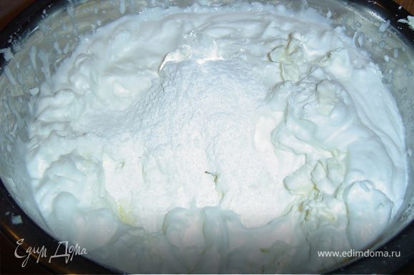 Пока коржи пекутся, мы готовим крем, для этого взбиваем сливки с сахарной пудрой и подмешиваем к ним творожный сыр.