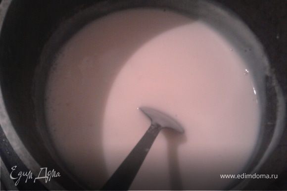 Параллельно приготовить заварной крем. Я пробовала различные рецепты, но этот подходит больше всего: влить в кастрюльку молоко (без 1/2 стакана), подогреть, отдельно смешать сахар с мукой и вбить туда яйцо, перемешть и разбавить оставшимся молоком. Влить эту смесь в нагревающееся молоко, постоянно помешивая, варить до загустения. Снять с огня и обязательно полностью остудить.