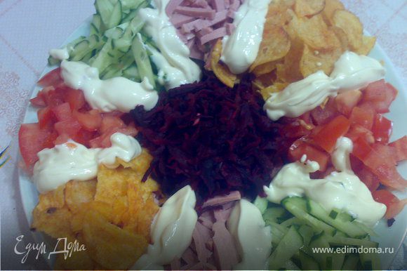 Как приготовить салат с сухариками или чипсами