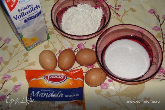 Маргарин, сахар и яйца взбиваем миксером до однородной массы. Муку просеять и смешать с разрыхлителем. Смешать обе массы в однородную, добавить к ней молотые орехи и молоко. Тщательно перемешать.