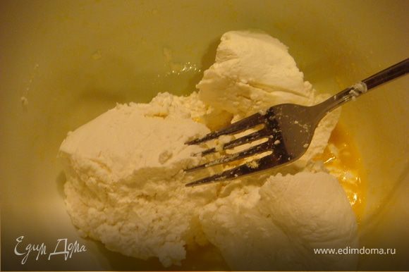 Духовку разогреть до 180 градусов. Подбить яйцо с сахаром, добавить творог, муку (манку), соль и вымешать с помощью вилки до однородности.