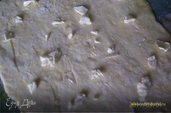Взять готовое сдобное тесто(или готовим по моему рецепту www.edimdoma.ru/recipes/15911). Раскатать тесто в пласт толщиной 0.5 см. Смазать сливочным маслом.