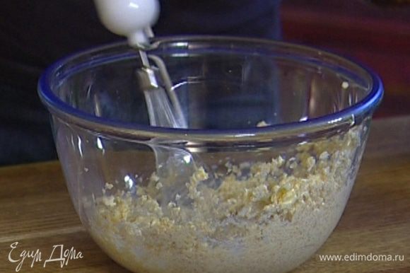 Приготовить тесто: 200 г предварительно размягченного сливочного масла взбить с сахаром.