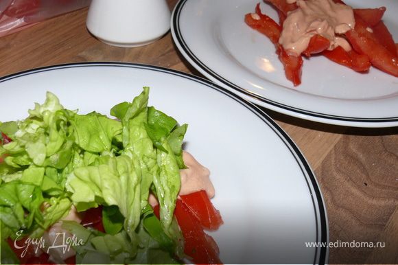 На тарелку( в стакан) положить слой помидоров, полить немного соусом. Потом - слой салатных листьев.Немного полить соусом.Положить сверху креветки.