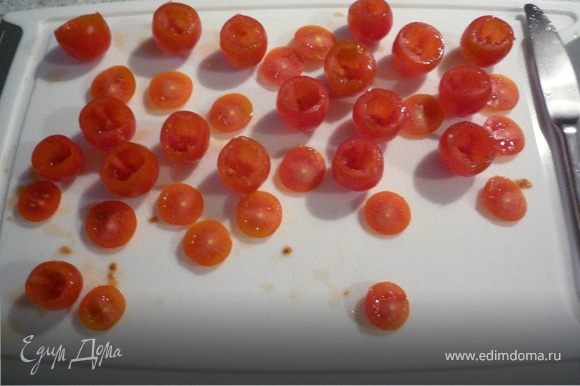 Срезать верхушки у томатов, удалить аккуратно сердцевину.