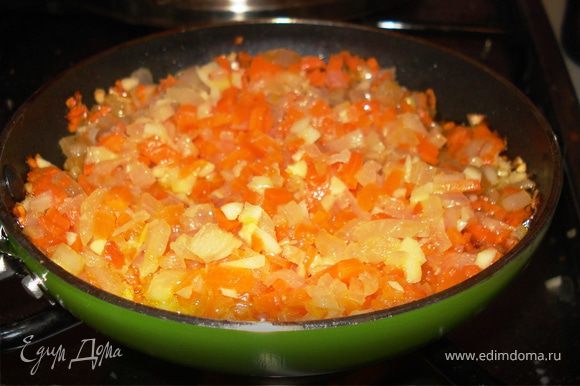 На оливковом масле обжарить порубленные мелкими кубиками морковь, лук и чеснок.