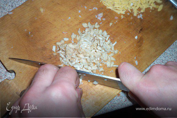 Для начинки натереть сыр, мелко нарезать палочки с мясом краба