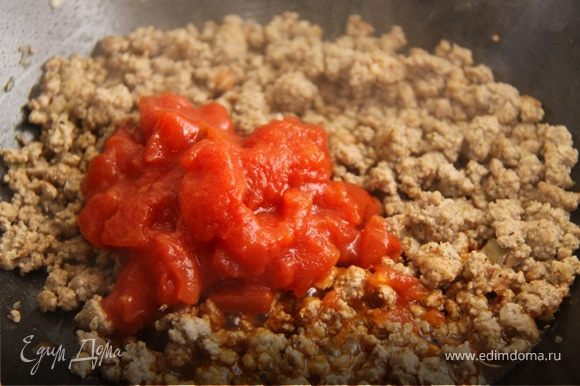 Обжариваем около 30-60 секунд и добавляем соль, перец, пили-пили, томатную пассату, тушим 30 секунд.