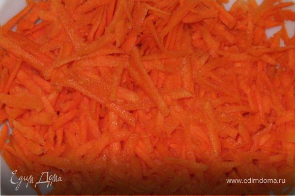 Нагреть духовку до 170 градусов. Натереть на крупной терке морковь. Порезать орехи. Просеять в миску муку, добавить соду, корицу, соль.