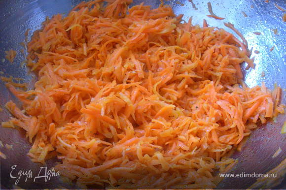 Для этого рецепта можно морковку по-корейски и купить,но я сделала ее сама.0,5кг морковки очистить,натереть на крупной терке(если есть специальная терка для овощей по-корейски-трем на ней).Отжимаем сок из морковки,добавляем 2ст.л уксуса(9%),3-4ст.л под.масла,3-4 зуб.чеснока(подавить на давилке для чеснока),1,5ст.л сахара,соль по вкусу,меленый лавр.лист и черн.перец.Все хорошенько перемешать.