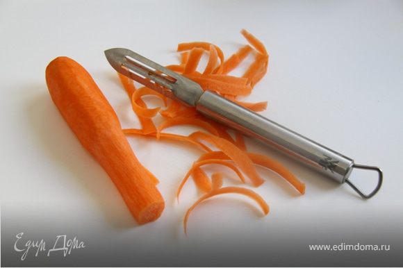4. Режем на тонкие широкие полосочки морковь, для этого я использую обычный чистящий овощной нож, очень удобно и быстро.