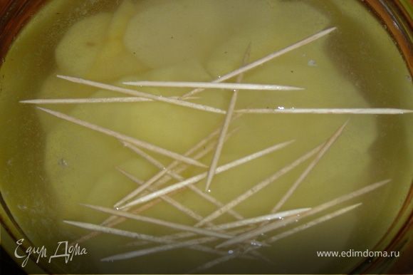 Картофельные кружочки и зубочистки помещаем в соляной раствор на 10-15 мин.Картофельные кружочки становятся мягкими и податливыми,не ломаются при изготовлении розы.А зубочистки - не горят при жарке во фритюре.