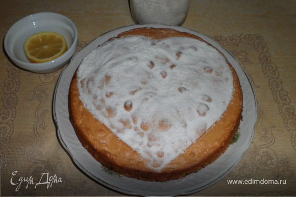 Отправляем в духовку на 45 мин. при 180*С. Готовый пирог должен быть хорошо подрумяненный. Посыпаем сахарной пудрой и шоколадом.