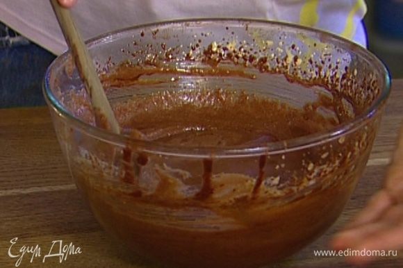 Желтки взбить со 150 г сахара в светлую воздушную массу, затем, не переставая взбивать, добавить шоколад с маслом.