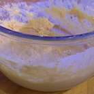 Когда дрожжи и сахар полностью растворятся, добавить 200 г просеянной муки и замесить опару, затем накрыть посуду с опарой влажным полотенцем и поставить на час в место, где нет сквозняков (например в духовку). 