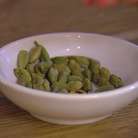 Зерна кардамона растереть в ступке.