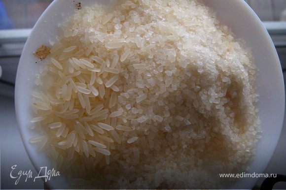 1. Перебить сухой рис в кофемолке или блендере (как на фото)