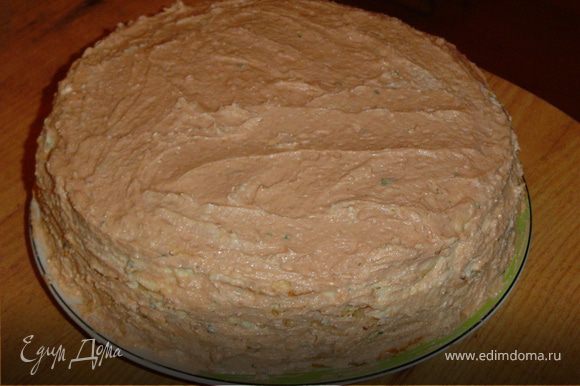 Когда все блины смазаны и сложены,заканчиваем формирование тортика смазав стопку блинов сверху и с боков начинкой из печени.
