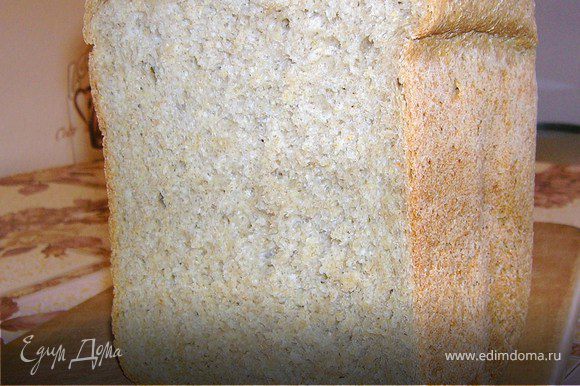 В форму закладываем все ингредиенты согласно типу хлебопечки и выпекаем. На своей хлебопечке я комбинирую режимы и хлеб выпекаю за 3 часа. Хлеб получается очень ароматный и вкусный. Вес хлеба на выходе 1 кг.