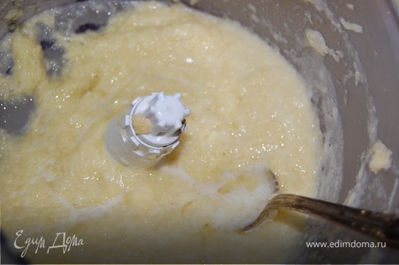 Картофель и лук почистить и измельчить (я использую кух. комбайн - специальную насадку для дерунов; можно тереть на терке, измельчать в мясорубке или блендере). В тесто вбить 2 яйца, посолить, поперчить.