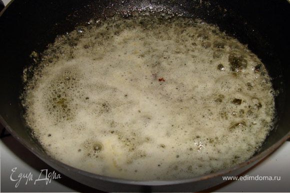 Дать тесту настояться 30 минут. В это время растопить и остудить масло. Влить и тщательно вмешать масло в тесто.