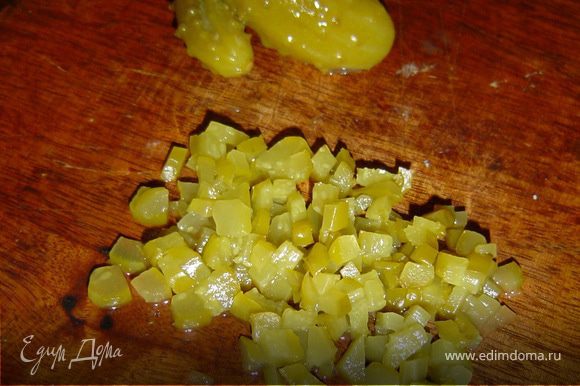 Яйца отвариваем, очищаем, отделяем белок от желтка. Белок мелко нарезаем, желток натираем на мелкой терке. Огурцы и печень трески нарезаем небольшими кусочками.