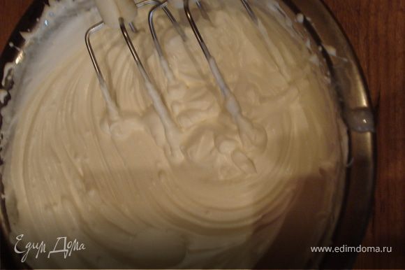 Для приготовления крема взбиваем сливки до устойчивой пены,делим их на две равные части.