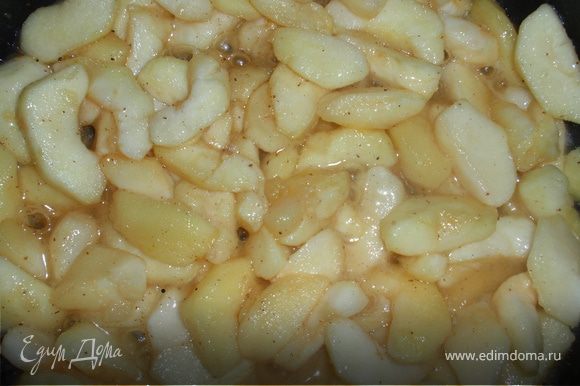 В сковороде разогреваем 50гр сливочного масла, добавляем 3ст.л сахара. Отправляем в сковороду яблоки и тушим на среднем огне минут 5-7. Аккуратно помешивая, чтобы яблоки не развалились.