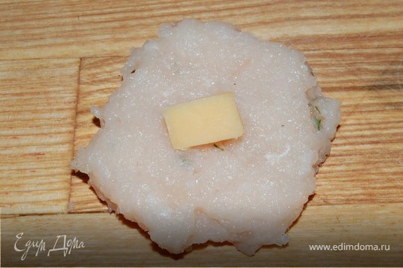 Сыр нарезать кубиками 0.5 см на 0.5 см. Берем фарш, делаем лепешку, кладем кусочек сыра и