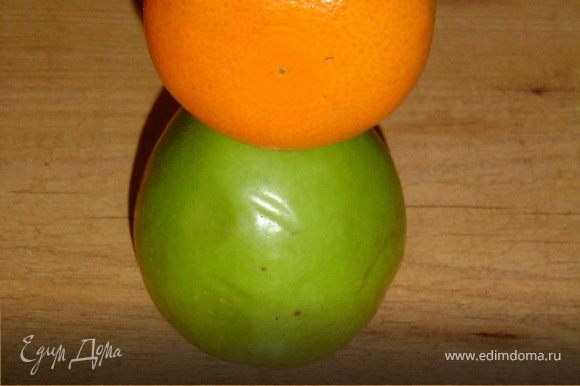 "Птичка" ингредиенты К яблоку с помощью зубочисток крепим мандарин.