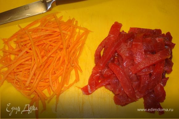Говядину очень тонко порезать полосками, морковь потереть на специальной терке или тонко порезать длинными брусками.