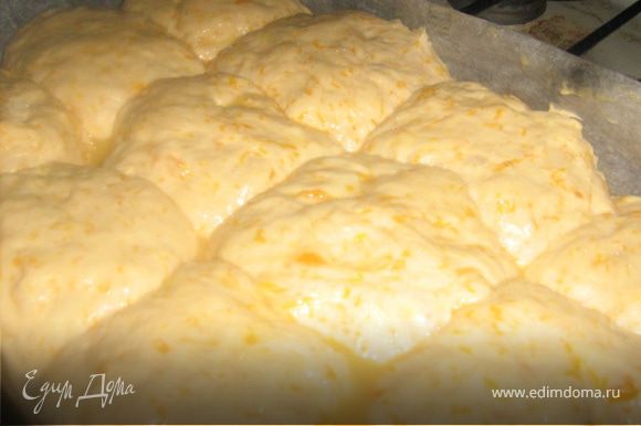 Смазать булочки яйцом и присыпать сахаром. выпекать в духовке около 25 минут на среднем огне.