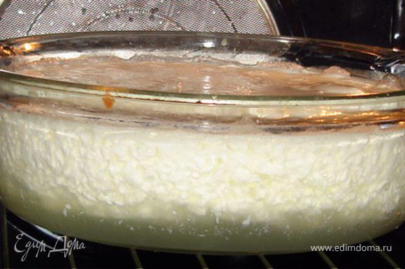 Сквашенное молоко поставить в духовку, нагретую до 150-160 градусов. прогревать до образования сгустка. Следить, чтобы сгусток отошел от стенок посуды.