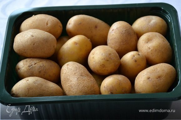 Хорошо помыть картофель и, не очищая, отварить его в подсоленной воде (прим. 15 мин)