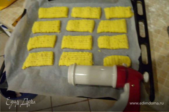 С помощью кондитерского шприца отсадите печенье на противень (с пекарской бумагой).