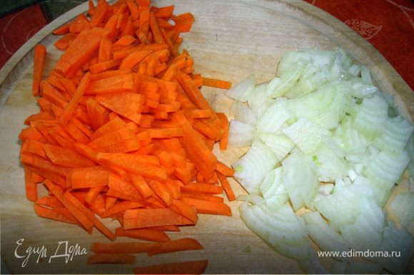 Режем довольно мелко луковицу, соломкой - 3 средние моркови.