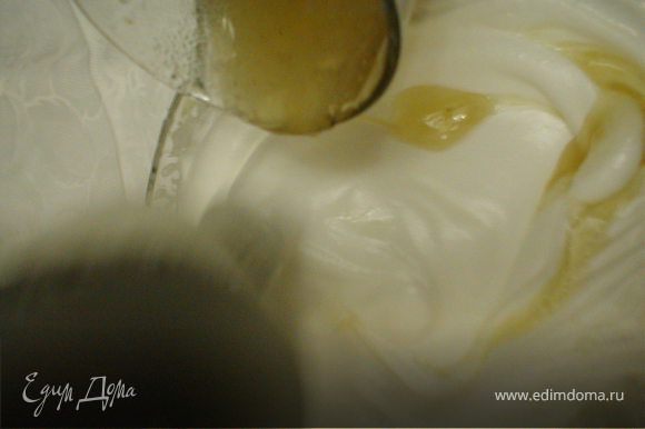 Необходимо взбить белки в плотную пену. Влить готовый очень горячий сироп, продолжая при этом взбивать (иначе белки свернутся), затем сразу же влить распущенный на водяной бане желатин, продолжая взбивать, затем добавить щепотку лимонной кислоты и сливочное масло