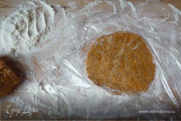 На присыпанной мукой поверхности раскатываем тесто на 12 кругов диаметром 10см. тесто липкое, поэтому для удобства можно раскатывать под пищевой пленкой.