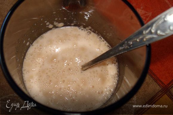 Пока тесто немного остывает, разведем дрожжи в половине стакана молока с сахаром. Когда тесто станет теплым, добавить дрожжи, все хорошо вымешать и поставить в теплое место. Дать тесту подняться.