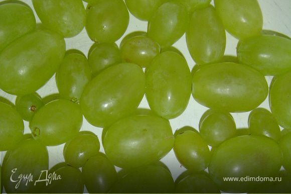 Ягоды винограда промойте, обсушите и переложите в миску с широким дном.