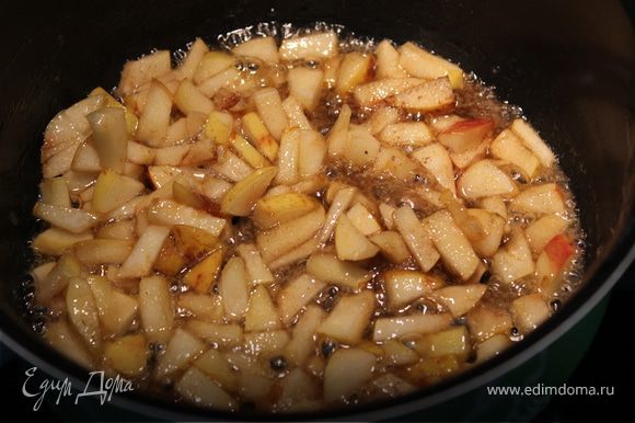 Яблоки нарезать маленькими кусочками и бросить в сотейник с растопленным маслом. Посыпать сахаром и жарить до карамельного цвета сиропа. В конце бросить орешки. И щедро посыпать корицей! Перемешать.
