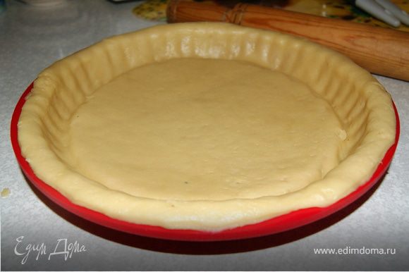 Раскатать тесто толщиной 1 см. Смазать форму для выпикания и уложить в нее тесто. Отправить в духовку примерно на 20 минут