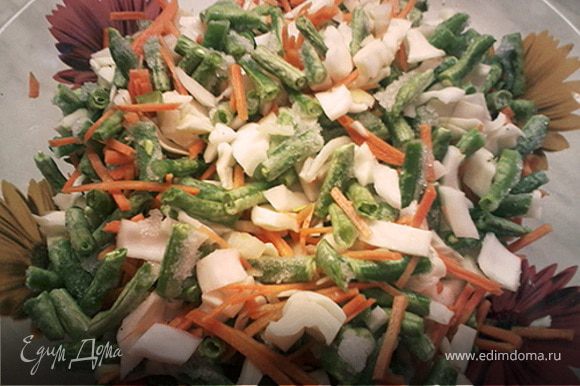 Подготовить овощи: к фасоли добавить натертую морковь, измельченный лук и капусту, посолить. Сложить в рукав для запекания.
