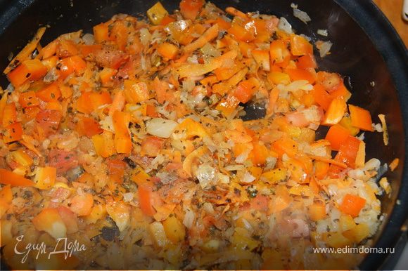 Мелко нарезать (кубиками)лук 4шт, чеснок 3зубчика, помирорку и перец. Морковку можно натереть на крупной терке, а можно тоже нарезать кубиками. Растопить на сковороде сливочное и оливковое масло, и обжарить овощи. Затем добавить форш. Обжарить фарш и добавить кетчуп, можно добавить томатную пасту вместо кетчупа. Тушить 30-40 минут.